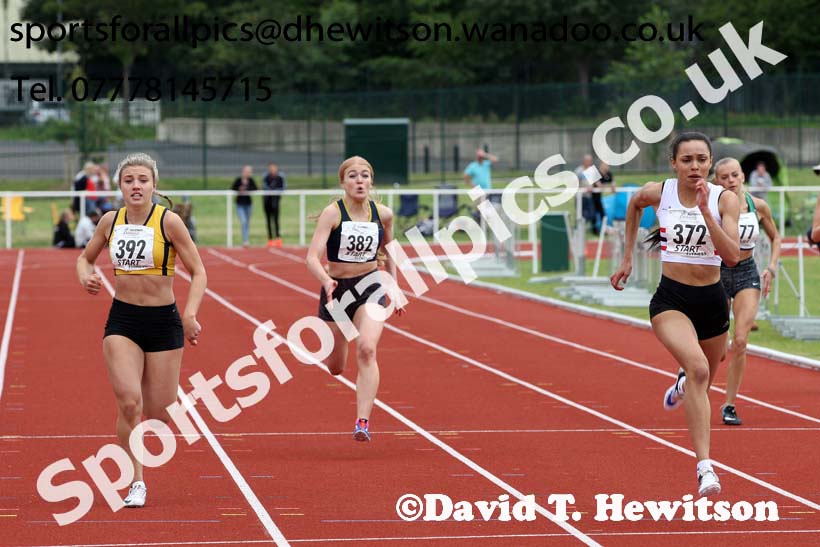 Womens under-17s 200 metres, Northern Under-13s, U-15s and 17s Championships. Photo: David T. Hewitson/Sports for All Pics